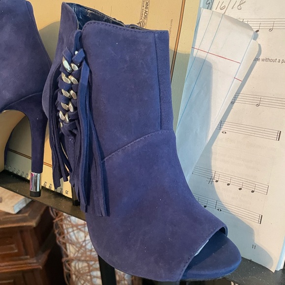 GUESS - Picture 2 of 12